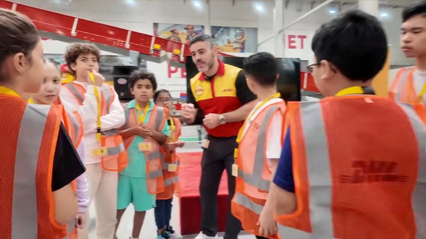 Дети в жилетах DHL на экскурсии по хабу